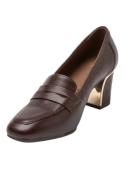 Zapato de cuero café para mujer, estilo casual, con talón ancho y tira superior, combina con outfits de oficina.
