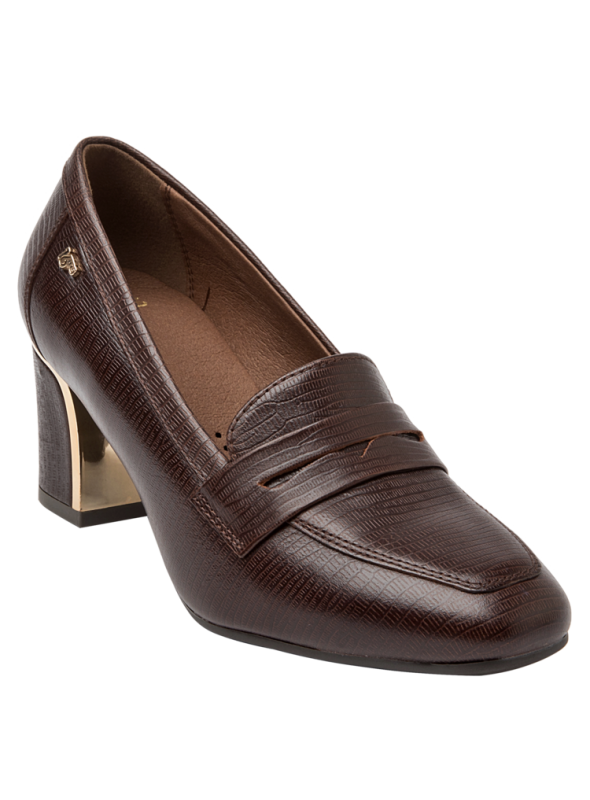 Diseño clásico de zapato mocasín en cuero café, con tira decorativa y detalle metálico, perfecto para ocasiones formales.