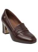 Diseño clásico de zapato mocasín en cuero café, con tira decorativa y detalle metálico, perfecto para ocasiones formales.