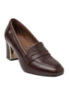 Diseño clásico de zapato mocasín en cuero café, con tira decorativa y detalle metálico, perfecto para ocasiones formales.