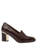 Zapato casual de cuero café para mujer, tipo mocasín, con punta redondeada y talón cuadrado, ideal para un look elegante.