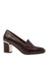 Zapato casual de cuero café para mujer, tipo mocasín, con punta redondeada y talón cuadrado, ideal para un look elegante.