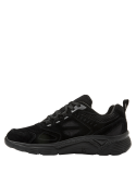 Zapatilla negra para hombre con paneles superpuestos y costuras visibles, combinando comodidad y estilo casual.