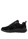 Zapatilla negra para hombre con paneles superpuestos y costuras visibles, combinando comodidad y estilo casual.