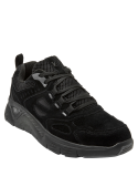 Zapatilla de cuero negro con entramado geométrico y detalles textiles para un estilo casual y dinámico.