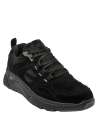 Zapatilla de cuero negro con entramado geométrico y detalles textiles para un estilo casual y dinámico.