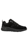 Zapatilla negra casual para hombre con diseño robusto en cuero y textil, ideal para un look athleisure moderno.
