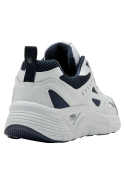 Zapatilla blanca masculina de cuero, perfecta para ocasiones casuales, brindando comodidad y estilo contemporáneo.