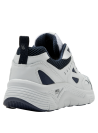 Zapatilla blanca masculina de cuero, perfecta para ocasiones casuales, brindando comodidad y estilo contemporáneo.