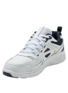 Zapatilla athleisure blanca de cuero para hombre, con costuras visibles y paneles superpuestos.