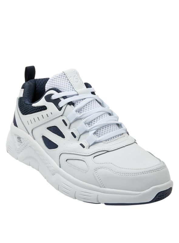 Zapatilla casual blanca de cuero para hombre, con entramado geométrico y detalles textiles dinámicos en la parte superior.