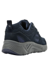 Zapatilla azul de cuero y textil, perfecta para un look urbano con jeans o joggers, ofrece soporte y diseño contemporáneo.