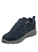 Zapatilla de hombre azul, mezcla de cuero y textil, con costuras visibles y paneles superpuestos que aportan profundidad.