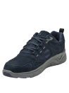 Zapatilla de hombre azul, mezcla de cuero y textil, con costuras visibles y paneles superpuestos que aportan profundidad.