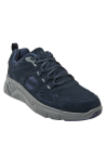 Zapatilla azul de cuero y textil, estilo athleisure, con entramado geométrico y detalles dinámicos en la parte superior.