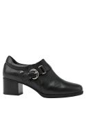 Zapato casual de cuero negro para mujer, con detalle de hebilla en el costado y correa cruzada.