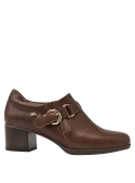 Zapato elegante de cuero marrón, estilo casual con talón medio, combina con jeans oscuros o faldas lápiz.