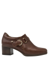 Zapato elegante de cuero marrón, estilo casual con talón medio, combina con jeans oscuros o faldas lápiz.
