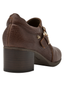 Zapato de mujer en cuero marrón, sofisticado y cómodo, con correa cruzada en el empeine para un toque visual.