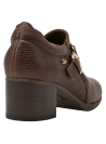 Zapato de mujer en cuero marrón, sofisticado y cómodo, con correa cruzada en el empeine para un toque visual.