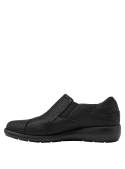 Zapato casual negro de mujer en cuero, con taco plano y diseño meticuloso para todo el día.