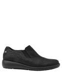 Zapato negro de mujer en cuero con punta cuadrada y taco plano de 3.5 cm, ideal para uso casual.