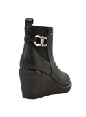 Versátil botín chelsea negro de mujer en cuero, con diseño chic y funcional, ideal para ocasiones informales o la oficina.