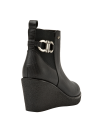 Versátil botín chelsea negro de mujer en cuero, con diseño chic y funcional, ideal para ocasiones informales o la oficina.