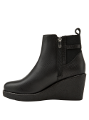 Botín chelsea de cuero negro para mujer, perfecto para combinar con jeans o vestidos, con detalles modernos y elegantes.