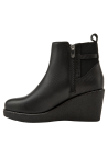 Botín chelsea de cuero negro para mujer, perfecto para combinar con jeans o vestidos, con detalles modernos y elegantes.