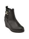 Elegante botín chelsea de cuero negro para mujer, con detalle elástico que facilita el calce y aporta flexibilidad.