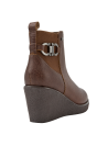Botín casual de cuero café para mujer, adaptable a múltiples escenarios, con detalles que combinan elegancia y funcionalidad.