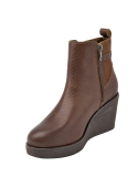 Botín chelsea de cuero café para mujer, diseñado para combinar con atuendos casuales, con sofisticado broche metálico.