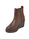 Botín chelsea de cuero café para mujer, diseñado para combinar con atuendos casuales, con sofisticado broche metálico.