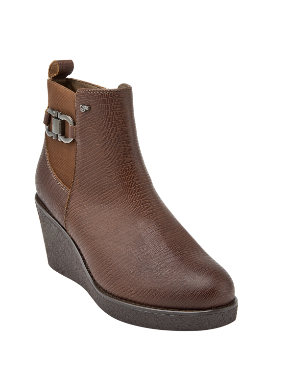 Elegante botín chelsea de cuero café para mujer, con detalle elástico lateral que facilita el calce y aporta flexibilidad.