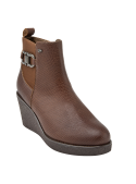 Elegante botín chelsea de cuero café para mujer, con detalle elástico lateral que facilita el calce y aporta flexibilidad.