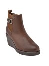 Elegante botín chelsea de cuero café para mujer, con detalle elástico lateral que facilita el calce y aporta flexibilidad.