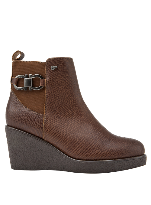 Elegante botín chelsea de cuero café para mujer, con detalle elástico lateral que facilita el calce y aporta flexibilidad.