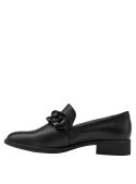 zapato de cuero negro para mujer, estilo casual, con detalles modernos y tacón bajo que ofrece estabilidad.