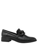 Zapato de cuero negro para mujer, estilo mocasín casual con cadena decorativa. Ideal para un look sofisticado.