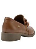 Mocasín de cuero café para mujer, con tacón bajo cuadrado y cadena, ideal para un look casual refinado y profesional.
