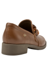 Mocasín de cuero café para mujer, con tacón bajo cuadrado y cadena, ideal para un look casual refinado y profesional.