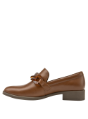 Zapato de cuero café para mujer, diseño casual con cadena decorativa, versátil para combinar con trajes o jeans.