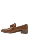 Zapato de cuero café para mujer, diseño casual con cadena decorativa, versátil para combinar con trajes o jeans.