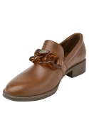 Elegante zapato de cuero café para mujer, mocasín con detalles modernos, perfecto para reuniones y eventos semi-formales.