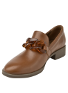 Elegante zapato de cuero café para mujer, mocasín con detalles modernos, perfecto para reuniones y eventos semi-formales.