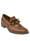 Calzado de cuero café para mujer, estilo mocasín con cadena en el empeine, tacón bajo cuadrado para mayor comodidad.