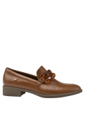 Zapato café de cuero para mujer con diseño mocasín y cadena decorativa, ideal para estilos casuales y formales.