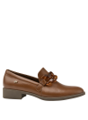 Zapato café de cuero para mujer con diseño mocasín y cadena decorativa, ideal para estilos casuales y formales.