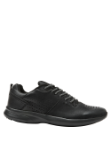 Zapato negro casual para hombre, mezcla de cuero y textil, con diseño deportivo urbano y cordones entrelazados.